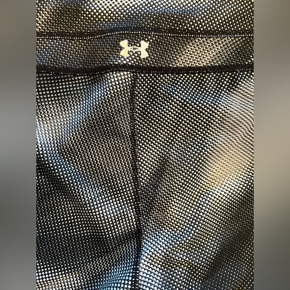 Under Armour capri leggings, black and white print, size med (see measurements) - Picture 5 of 7
